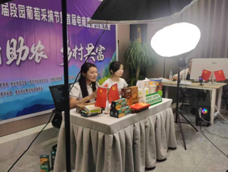 英国正版365首页学子暑期助农服务获表彰